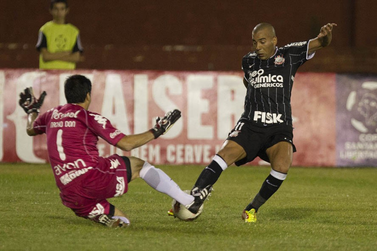 Emerson divide a bola com Don durante a partida Nacional/Paraguai x Corinthians/Brasil, no estdio Antnio Oddone Sarubbi, o 3 de Febrero, vlida pelo returno da fase de classificao da Copa Libertadores 2012