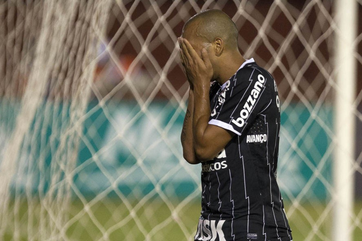 Emerson faz e comemora eu gol o segundo do Corinthians durante a partida Nacional/Paraguai x Corinthians/Brasil, no estdio Antnio Oddone Sarubbi, o 3 de Febrero, vlida pelo returno da fase de classificao da Copa Libertadores 2012
