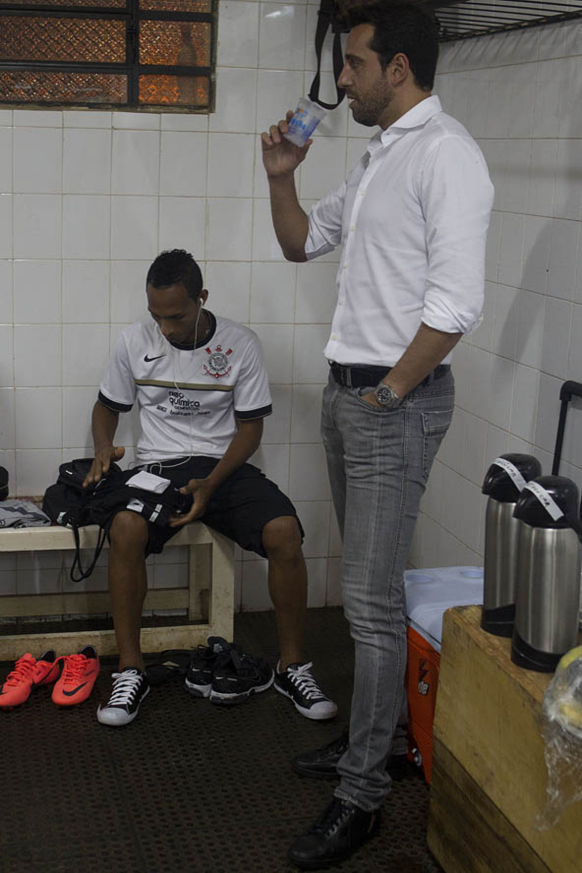 O gerente de futebol Edu Gaspar e Liedson nos vestirios antes da partida Nacional/Paraguai x Corinthians/Brasil, no estdio Antnio Oddone Sarubbi, o 3 de Febrero, vlida pelo returno da fase de classificao da Copa Libertadores 2012