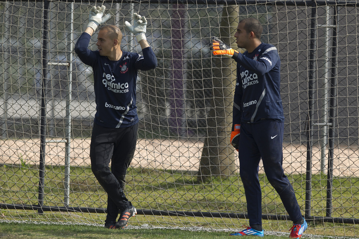 Julio Cesar e Danilo Fernandes durante treino esta manh no CT Joaquim Grava, localizado no Parque Ecolgico do Tiete. O prximo jogo da equipe ser dia 02/05, contra o Emelec/Equador, jogo de ida, vlido pelas oitavas de final da Copa Libertadores da Amrica 2012