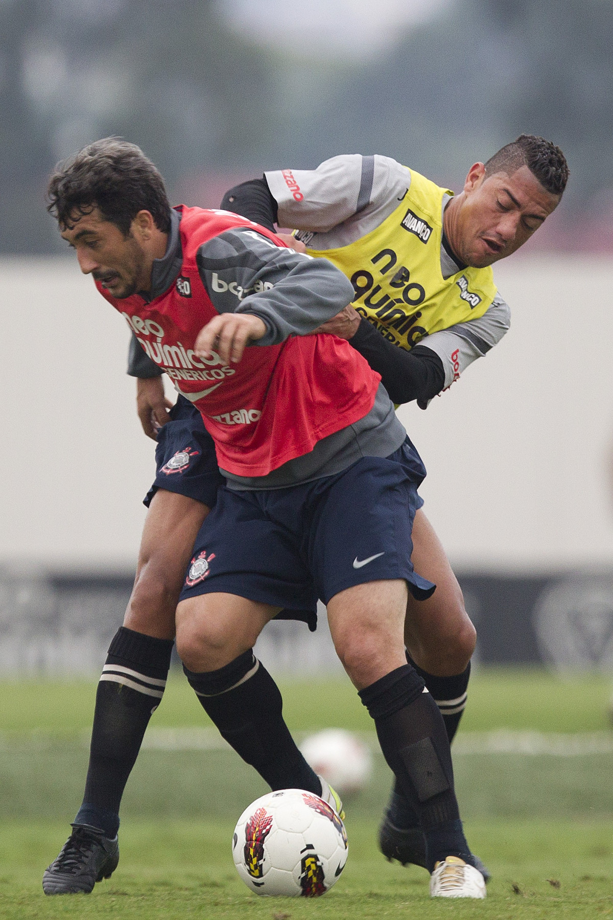 Douglas e Ralf durante treino desta tarde no CT Joaquim Grava, localizado no Parque Ecolgico do Tiete. O prximo jogo da equipe ser dia 02/05, contra o Emelec/Equador, jogo de ida, vlido pelas oitavas de final da Copa Libertadores da Amrica 2012