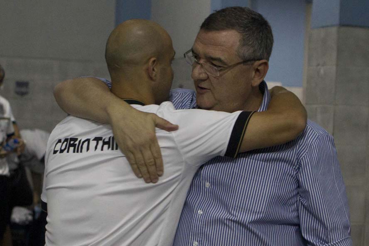 Alessandro abraca o presidente Mario Gobbi nos vestiários antes da partida entre Emelec, de Guayaquil/Ecuador x Corinthians, realizada esta noite no estádio George Capwell, jogo de ida válido pelas oitavas de final da Copa Libertadores da América 2012. Quayaquil - Equador - 02/05/2012