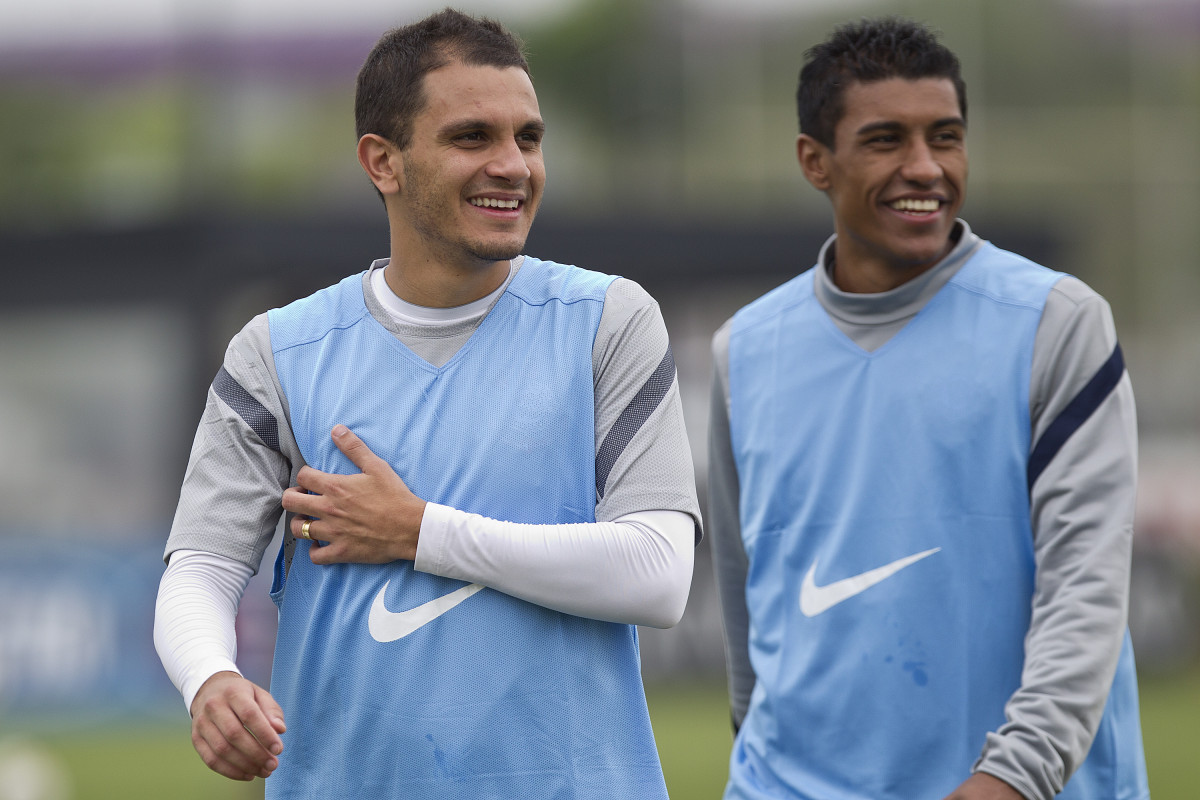 Fabio Santos e Paulinho durante treino do Corinthians no CT Joaquim Grava