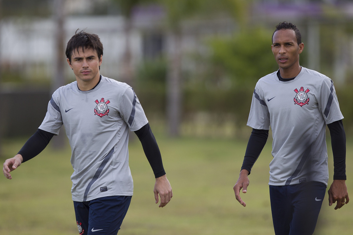 Willian e Liedson durante o treino realizado esta tarde no CT Joaquim Grava, localizado no Parque Ecolgico do Tiete. O prximo jogo da equipe ser dia amanh, quarta-feira, 09/05, contra o Emelec/Equador, jogo de volta, vlido pelas oitavas de final da Copa Libertadores da Amrica 2012