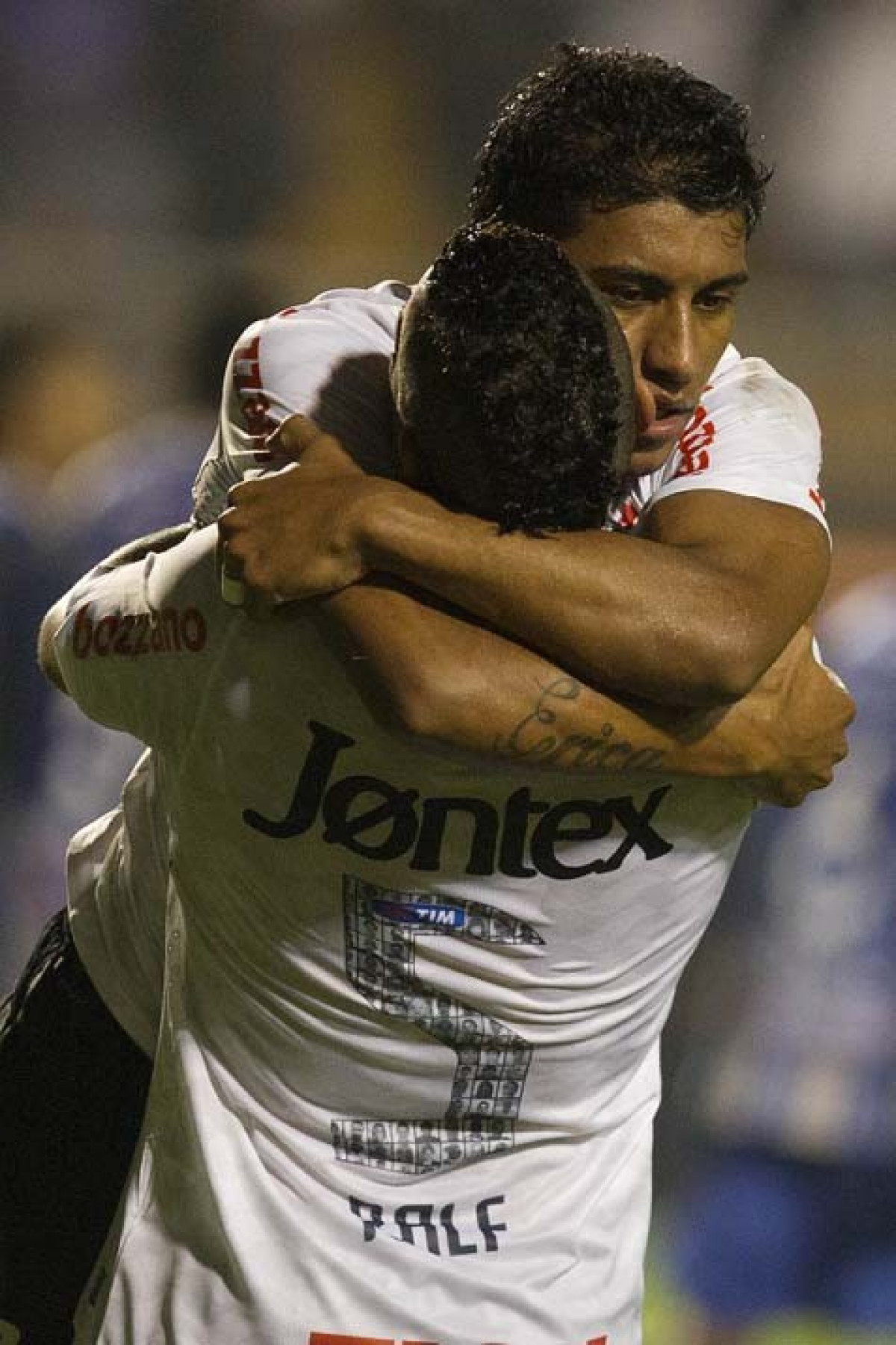 Paulinho faz e comemora seu gol durante a partida entre Corinthians/Brasil x Emelec/Equador, realizada esta noite no estdio do Pacaembu, jogo da volta pela Copa Libertadores de Amrica 2012