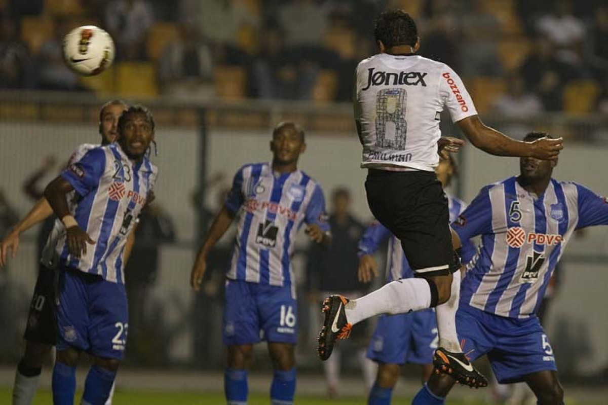 Paulinho faz seu gol durante a partida entre Corinthians/Brasil x Emelec/Equador, realizada esta noite no estdio do Pacaembu, jogo da volta pela Copa Libertadores de Amrica 2012