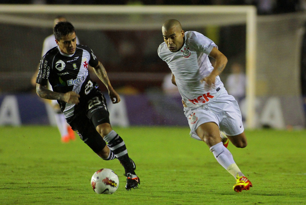 Emerson do Corinthians disputa a bola com o jogador Fagner do Vasco Durante partida vlida pela Libertadores 2012. realizado no estdio So Janurio