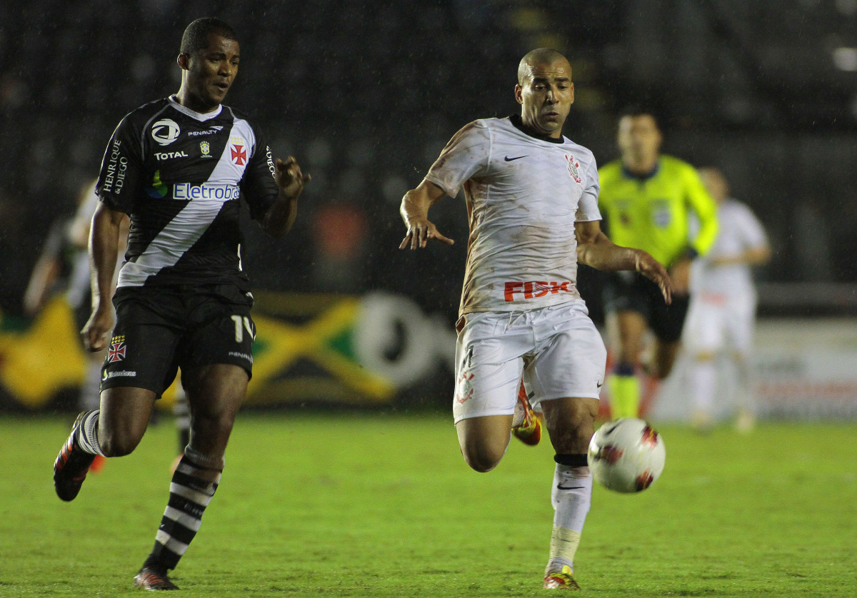 Emerson do Corinthians disputa a bola com o jogador Renato do Vasco Durante partida vlida pela Libertadores 2012. realizado no estdio So Janurio