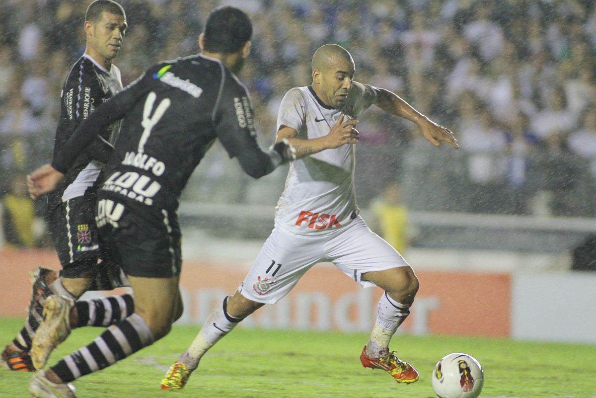 Emerson do Corinthians disputa a bola com o jogador Rodolfo do Vasco Durante partida vlida pela Libertadores 2012. realizado no estdio So Janurio