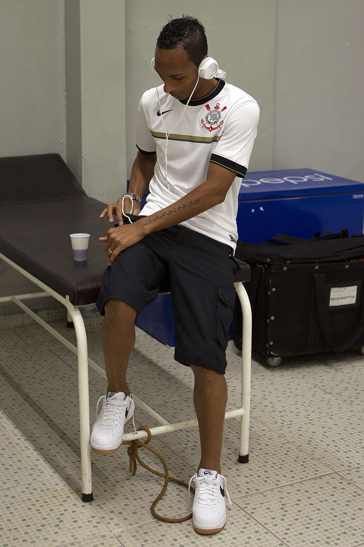 Liedson nos vestiários antes da partida entre Corinthians x Fluminense, realizada esta tarde no estádio do Pacaembu, válida pela 1ª rodada do Campeonato Brasileiro de 2012