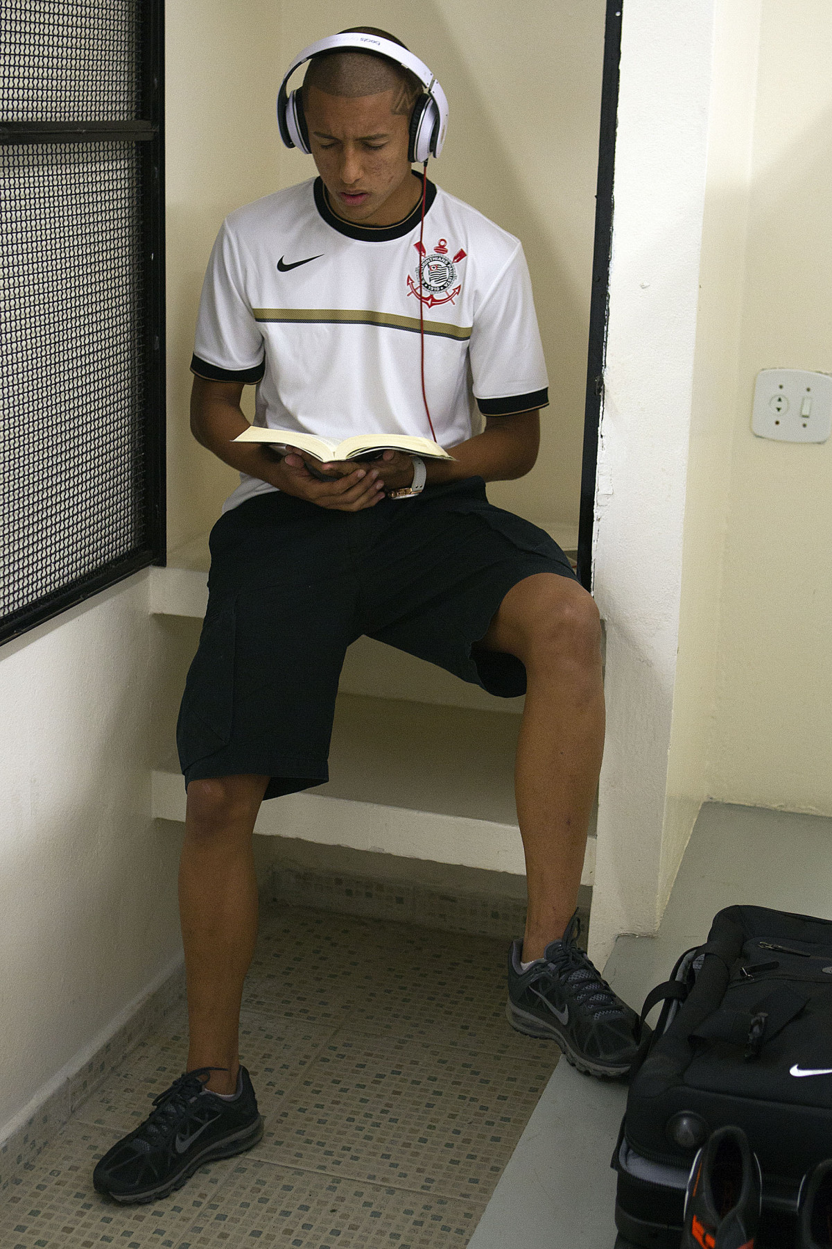 Marquinhos le a Biblia nos vestirios antes da partida entre Corinthians x Fluminense, realizada esta tarde no estdio do Pacaembu, vlida pela 1 rodada do Campeonato Brasileiro de 2012