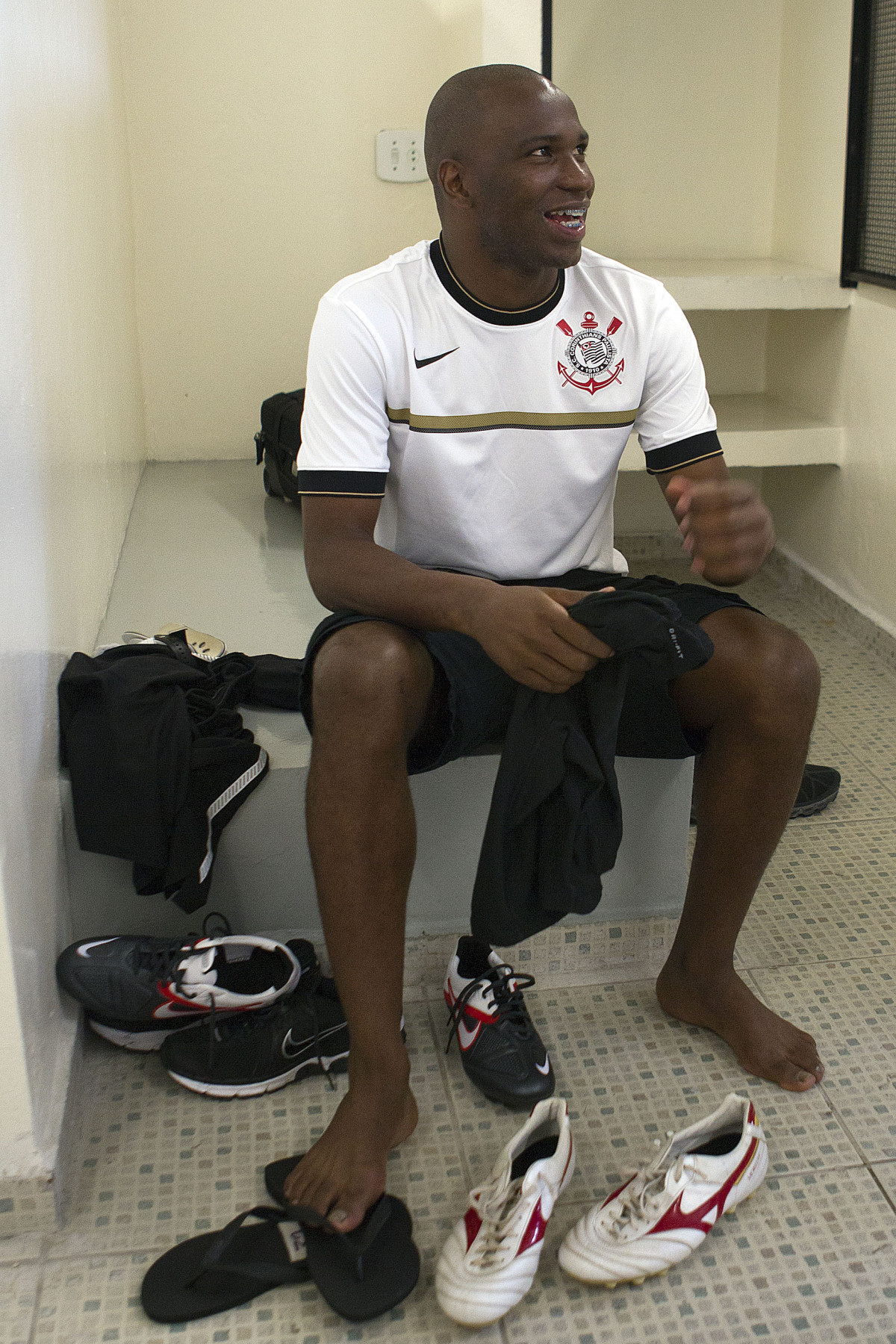 O estrante Adilson nos vestirios antes da partida entre Corinthians x Fluminense, realizada esta tarde no estdio do Pacaembu, vlida pela 1 rodada do Campeonato Brasileiro de 2012