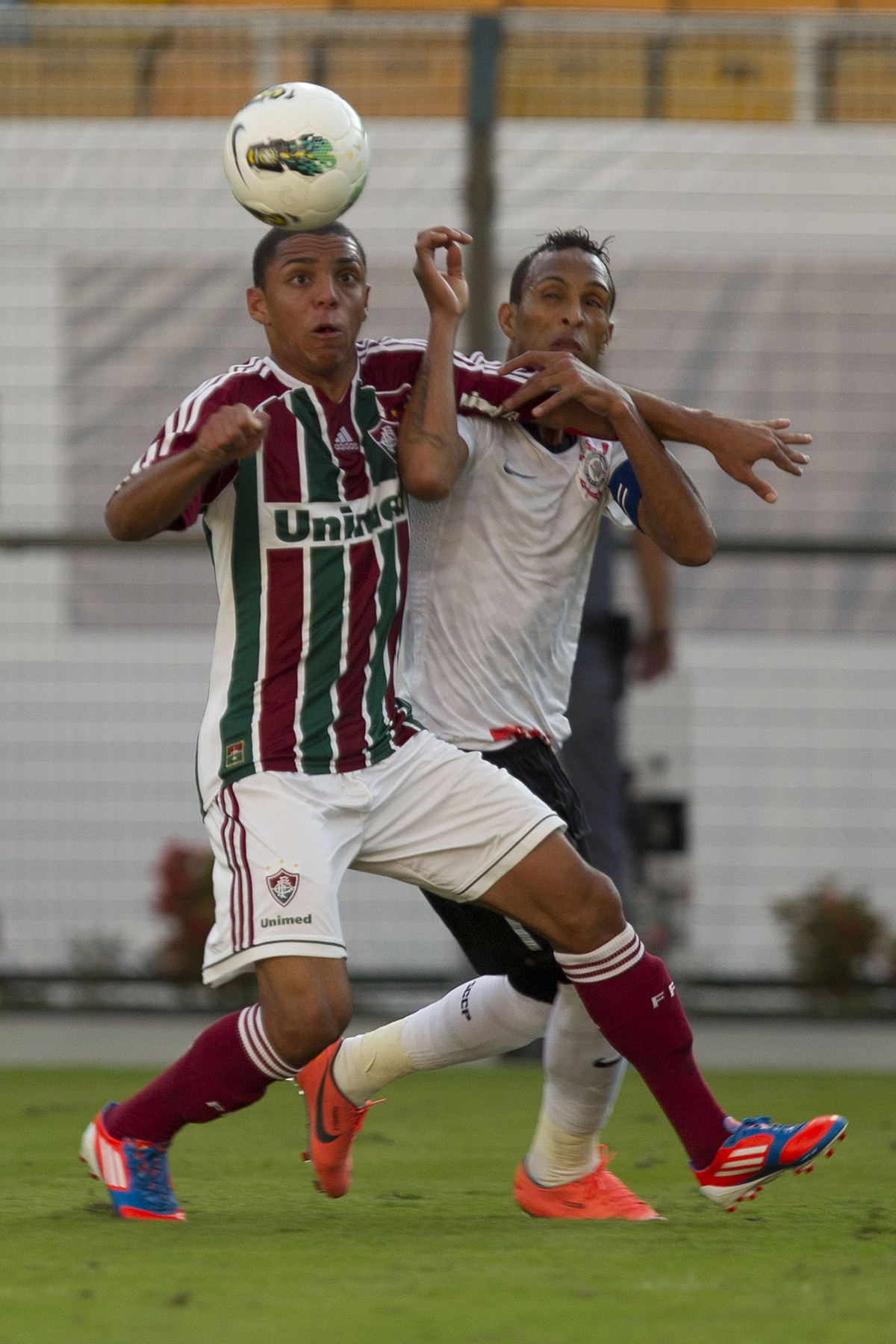 Samuel e Liedson durante a partida entre Corinthians x Fluminense, realizada esta tarde no estdio do Pacaembu, vlida pela 1 rodada do Campeonato Brasileiro de 2012