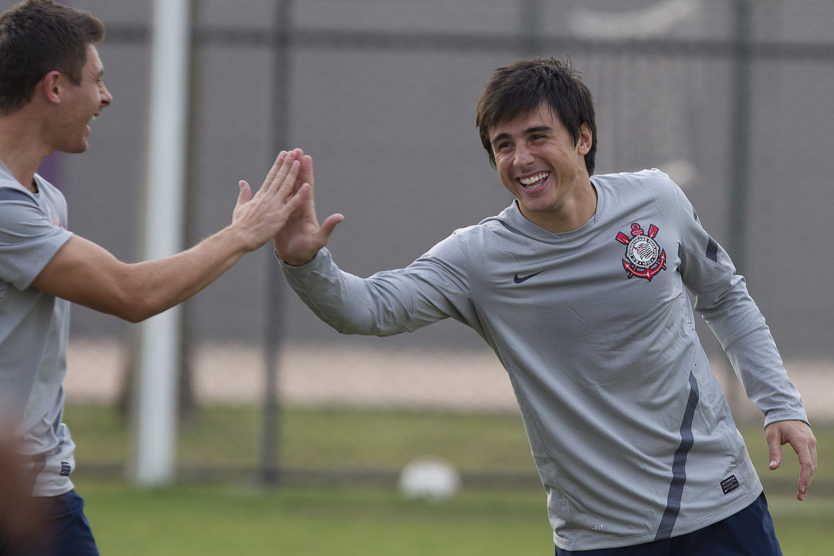 Alex e Willian durante o treino do Corinthians no CT Joaquim Grava em 2012