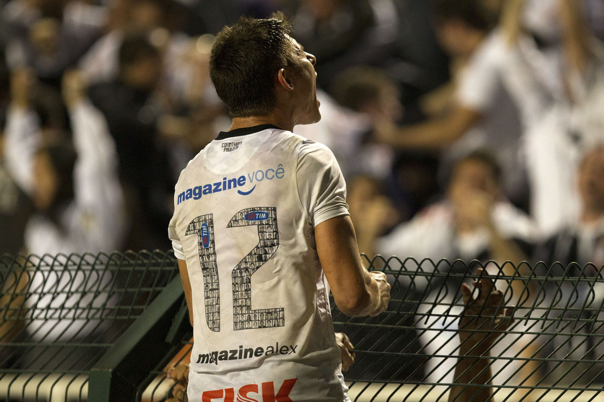 Alex comemora gol durante a partida entre Corinthians/Brasil x Vasco da Gama/Brasil, realizada esta noite no estdio do Pacaembu, jogo de volta, vlido pelas quartas de final da Copa Libertadores de Amrica 2012