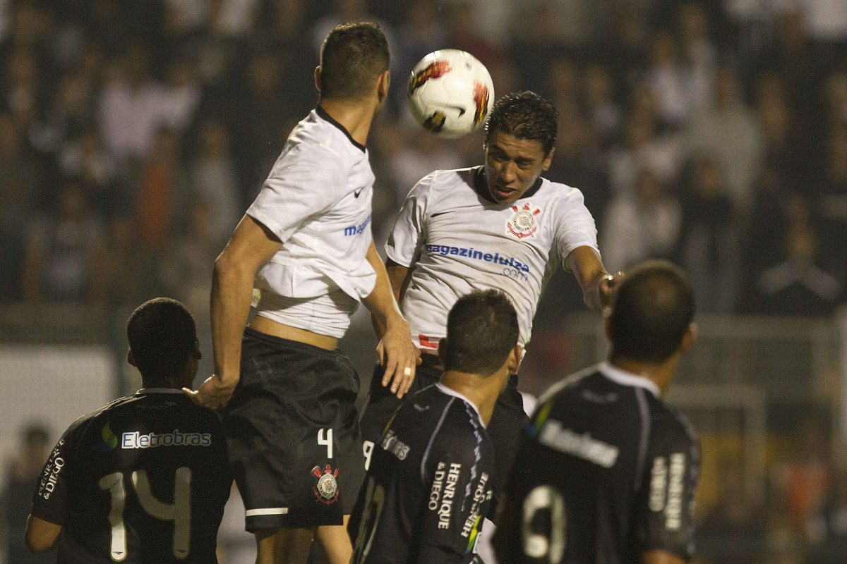 Paulinho faz e comemora seu gol durante a partida entre Corinthians/Brasil x Vasco da Gama/Brasil...