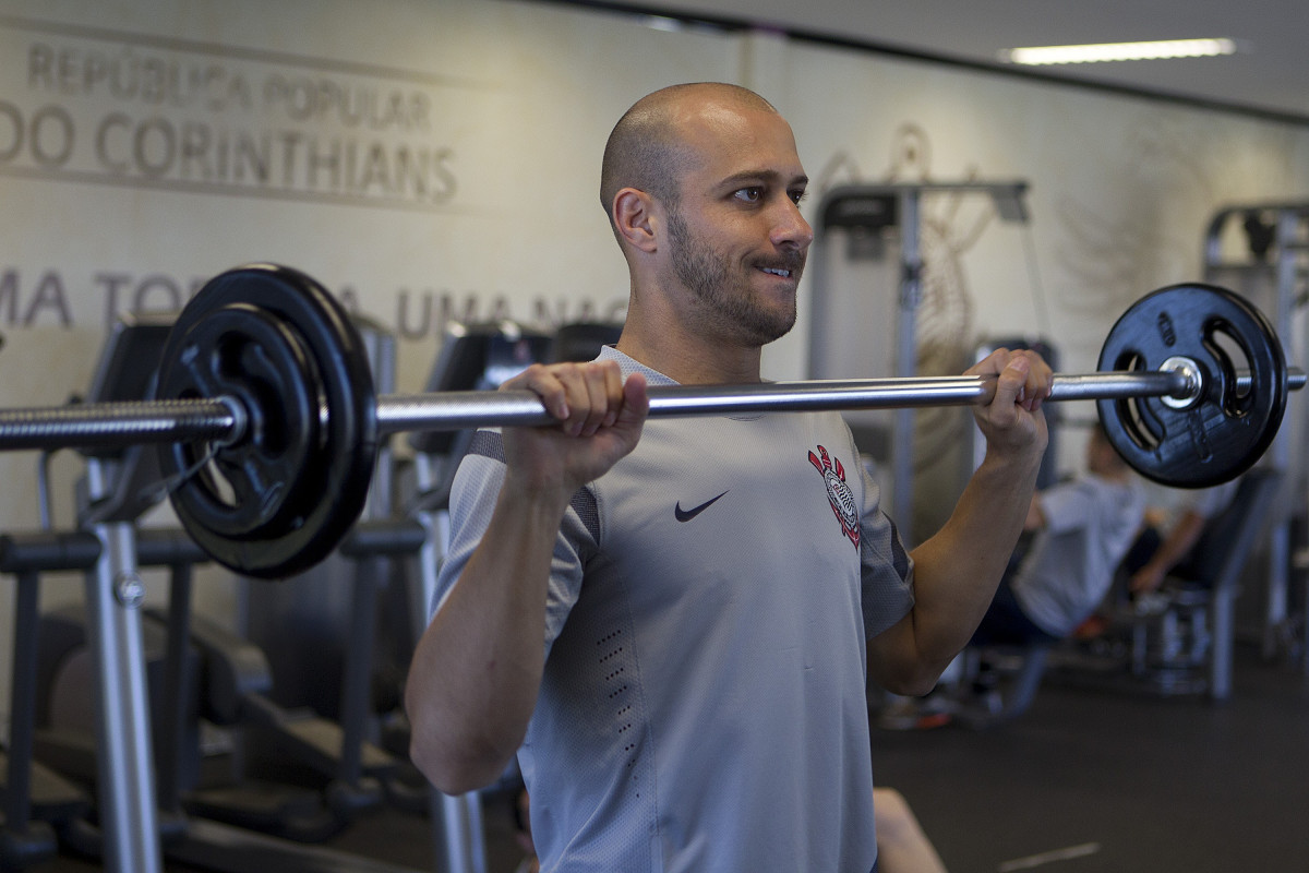 Alessandro durante o treino realizado esta manhã na academia de musculacao no CT Joaquim Grava, localizado no Parque Ecológico do Tiete. O próximo jogo da equipe será quinta-feira, dia 07/06, contra o Figueirense/SC, no estádio do Pacaembu, válido pela terceira rodada do Campeonato Brasileiro 2012