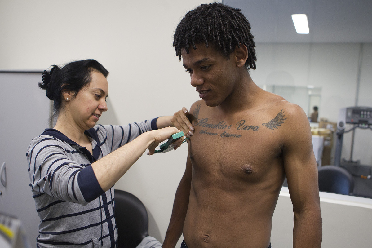 O recem contratado, o atacante Romarinho, ex-Bragantino, fez avaliaes com a nutricionista Christine Neves, durante o treino realizado esta tarde no CT Joaquim Grava, localizado no Parque Ecolgico do Tiete. O prximo jogo da equipe ser quinta-feira, dia 07/06, contra o Figueirense/SC, no estdio do Pacaembu, vlido pela terceira rodada do Campeonato Brasileiro 2012