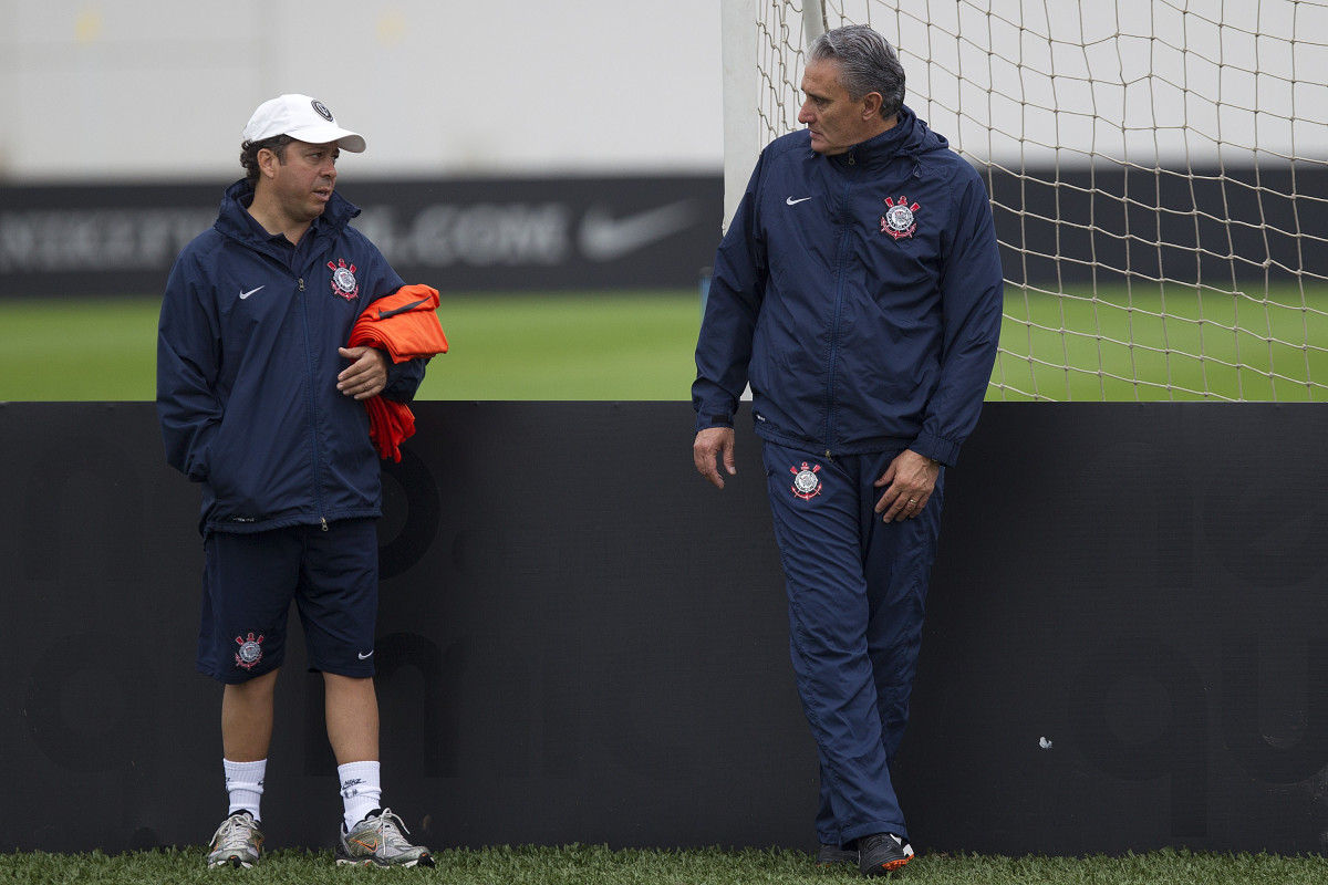 Cleber Xavier, auxiliar, e Tite durante o treino realizado esta tarde no CT Joaquim Grava, localizado no Parque Ecolgico do Tiete. O prximo jogo da equipe ser quarta-feira, dia 07/06, contra o Figueirense/SC, no estdio do Pacaembu, vlido pela terceira rodada do Campeonato Brasileiro 2012