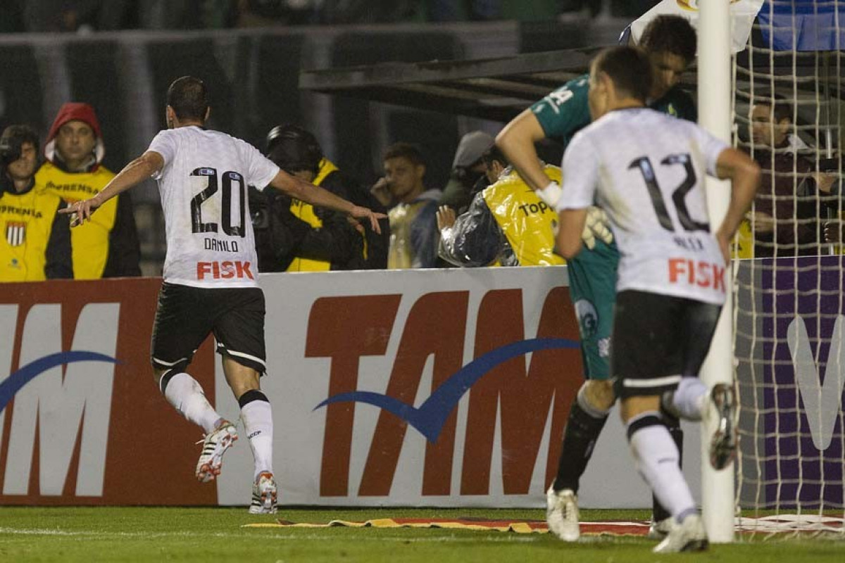 Danilo corre e comemora seu gol durante a partida entre Corinthians x Figueirense/SC, realizada esta noite no estdio do Pacaembu, vlida pela 3 rodada do Campeonato Brasileiro de 2012