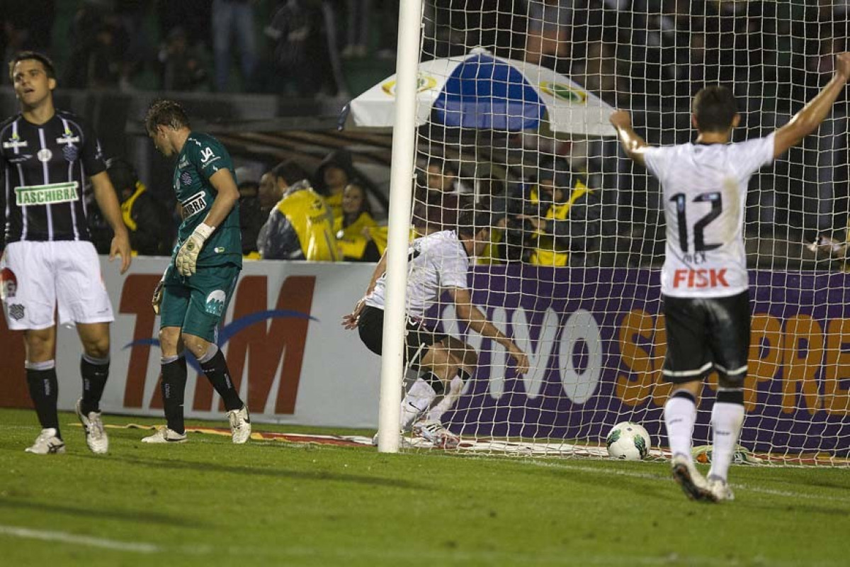 Danilo faz o gol do Corinthians e Alex(d) comemora durante a partida entre Corinthians x Figueirense/SC, realizada esta noite no estdio do Pacaembu, vlida pela 3 rodada do Campeonato Brasileiro de 2012