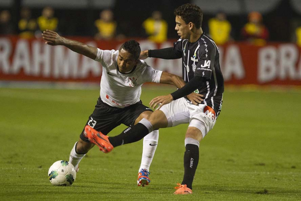 Jorge Henrique e Caio durante a partida entre Corinthians x Figueirense/SC, realizada esta noite no estdio do Pacaembu, vlida pela 3 rodada do Campeonato Brasileiro de 2012