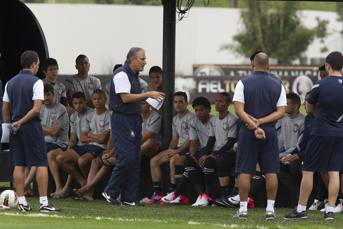 Tite fala com o grupo de jogadores durante o treino realizado esta tarde no CT Joaquim Grava, localizado no Parque Ecológico do Tiete. O próximo jogo da equipe será quarta-feira, dia 20/06, contra o Santos, no Pacaembu, jogo de volta, válido pela semi-final da Copa Libertadores da América 2012
