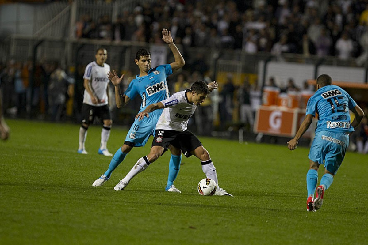 Durante A Partida Entre Corinthians Brasil X Santos Brasil Realizada Esta Noite No Estadio Do Pacaembu