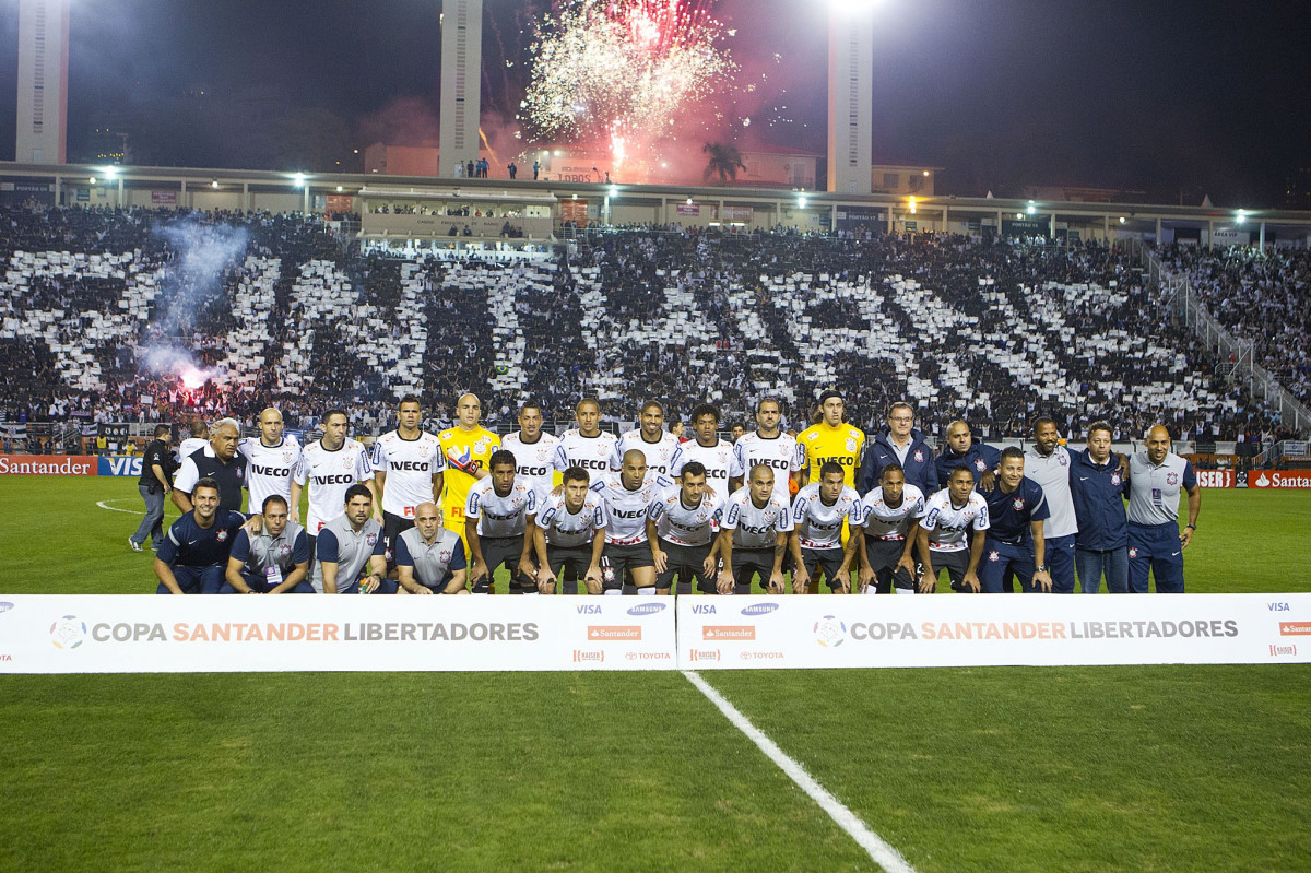 Momentos antes do Corinthians erguer pela primeira vez a taça da Libertadores