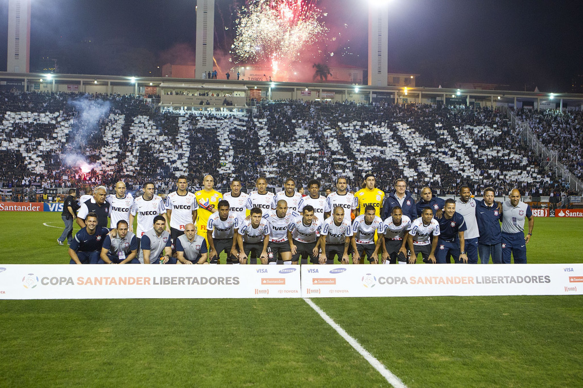 Momentos antes do Corinthians erguer pela primeira vez a taça da Libertadores Momentos antes do Corinthians erguer pela primeira vez a taça da Libertadores