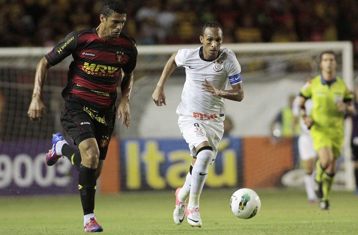 Ailson Sport disputa a bola com o jogador Liedson do Corinthians durante partida vlida pelo Campeonato Brasileiro realizado na Ilha do Retiro