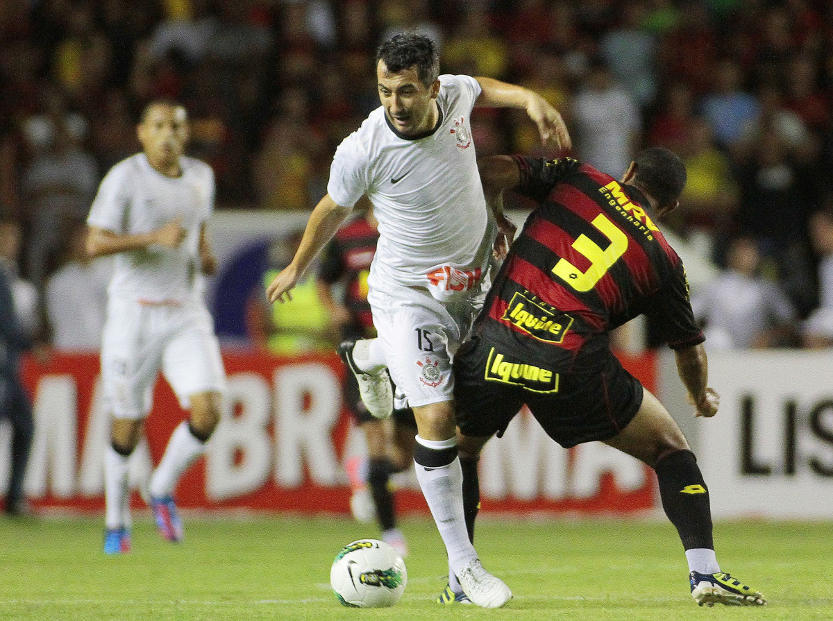 Bruno Sport disputa a bola com o jogador Douglas do Corinthians durante partida válida pelo Campeonato Brasileiro realizado na Ilha do Retiro