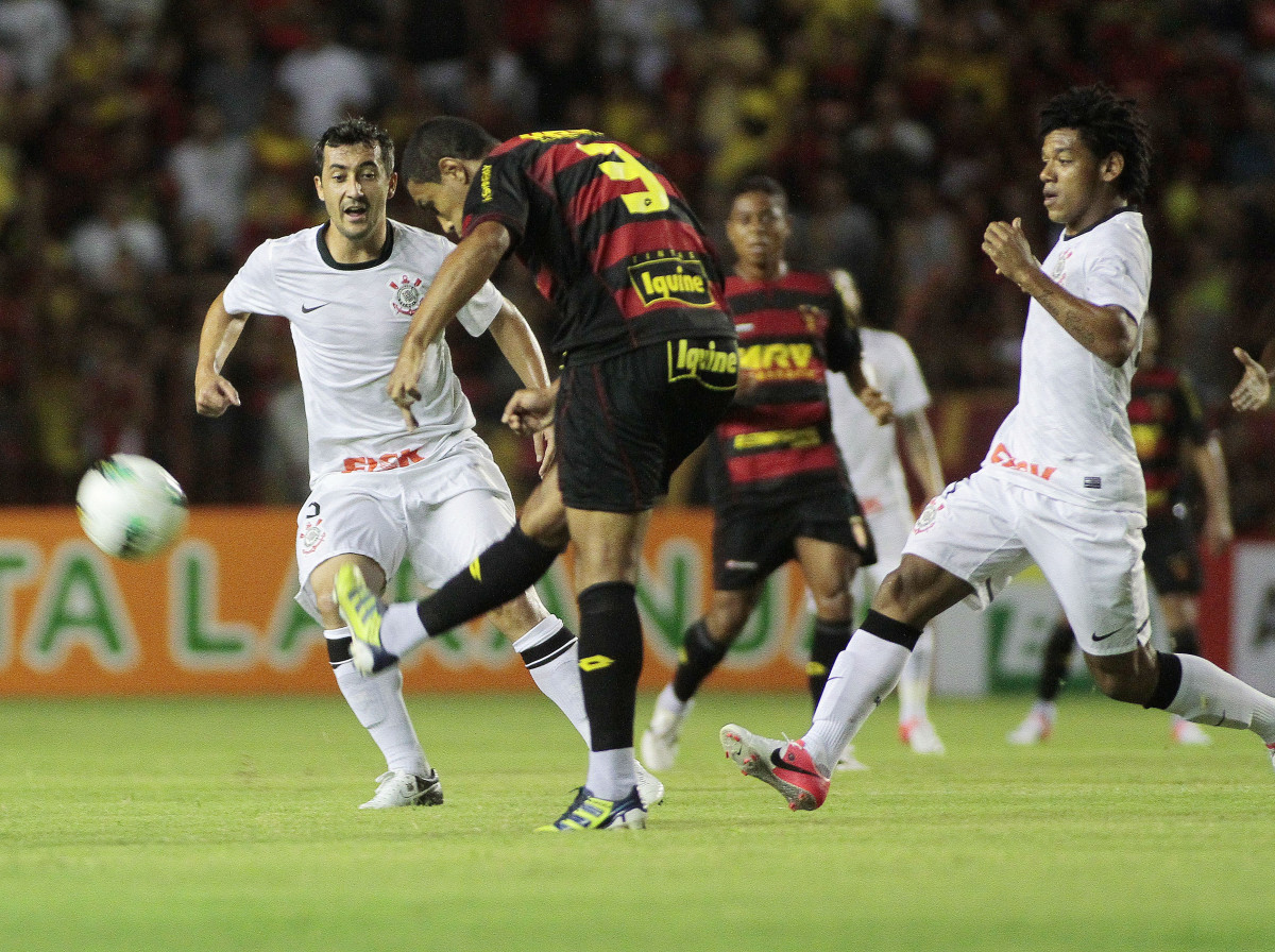 Douglas do Corinthians durante partida válida pelo Campeonato Brasileiro realizado na Ilha do Retiro