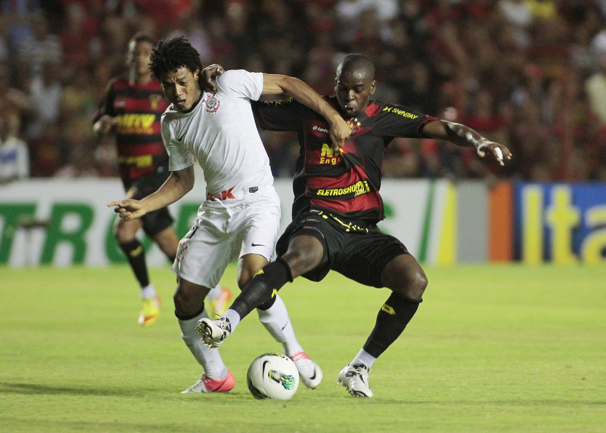 Tobi Sport disputa a bola com o jogador Romarinho do Corinthians durante partida vlida pelo Campeonato Brasileiro realizado na Ilha do Retiro