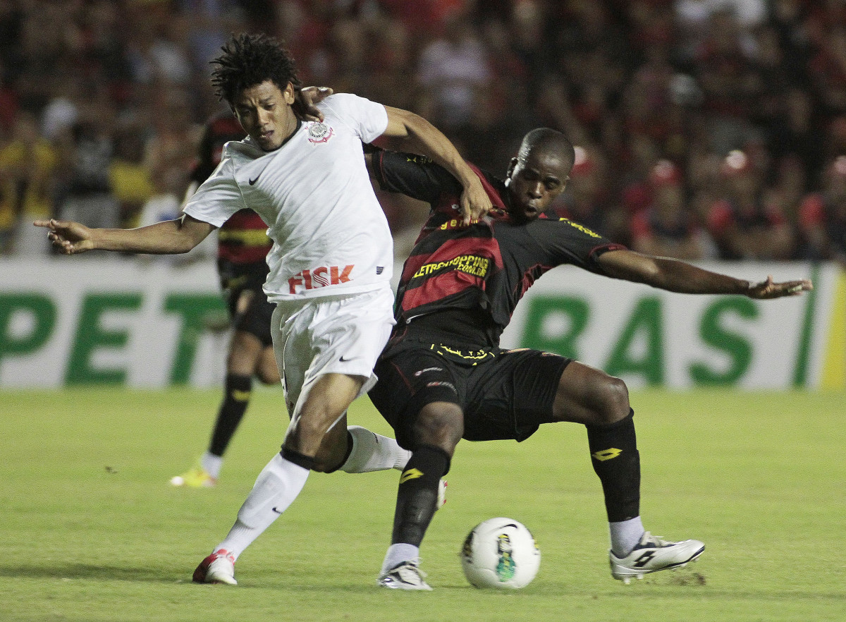 Tobi Sport disputa a bola com o jogador Romarinho do Corinthians durante partida válida pelo Campeonato Brasileiro realizado na Ilha do Retiro