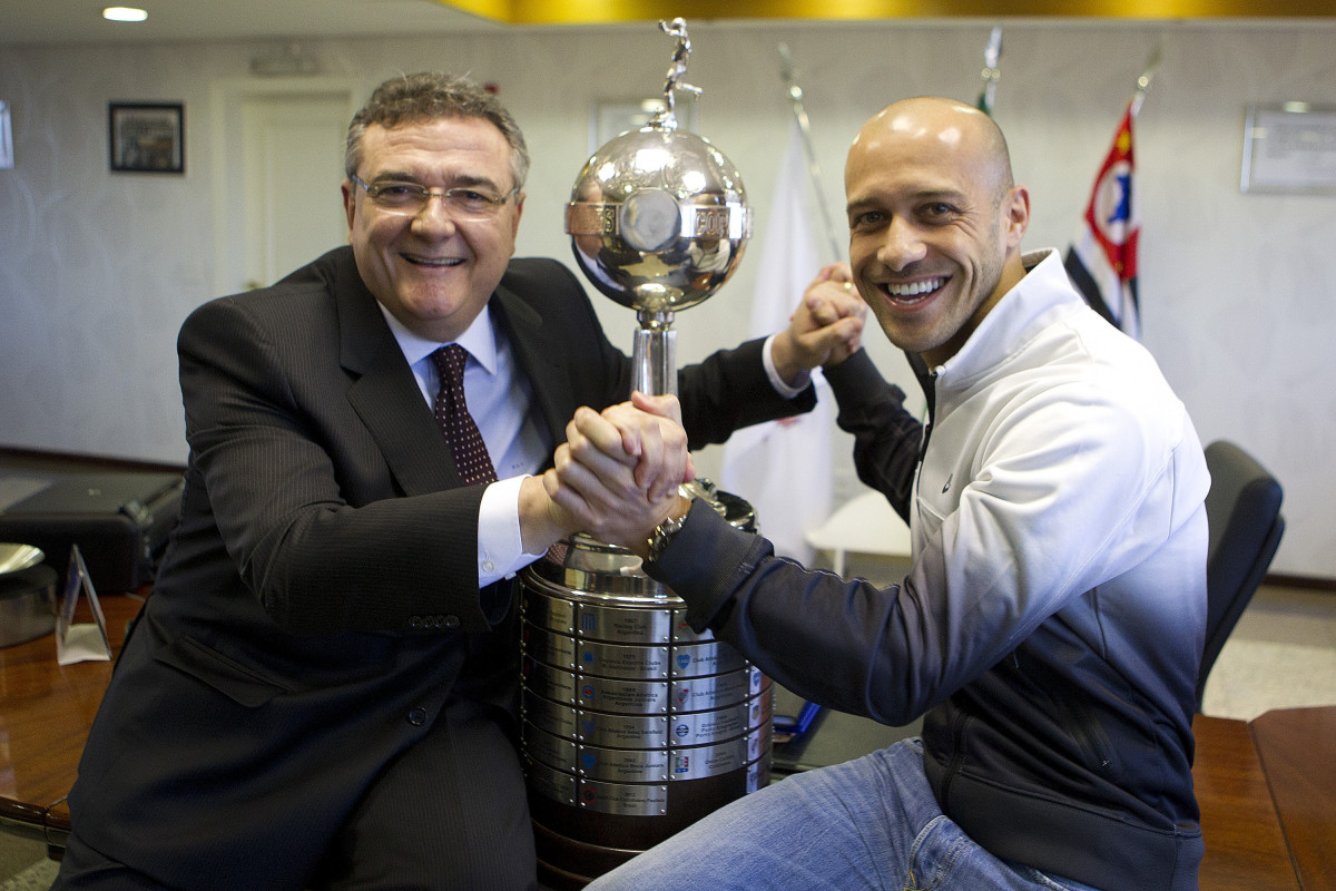 O presidente do Corinthians Mario Gobbi, acompanhado do capitao Alessandro leva a Taca da Libertadores da América 2012 para o Memorial do Corinthians, no Parque São Jorge