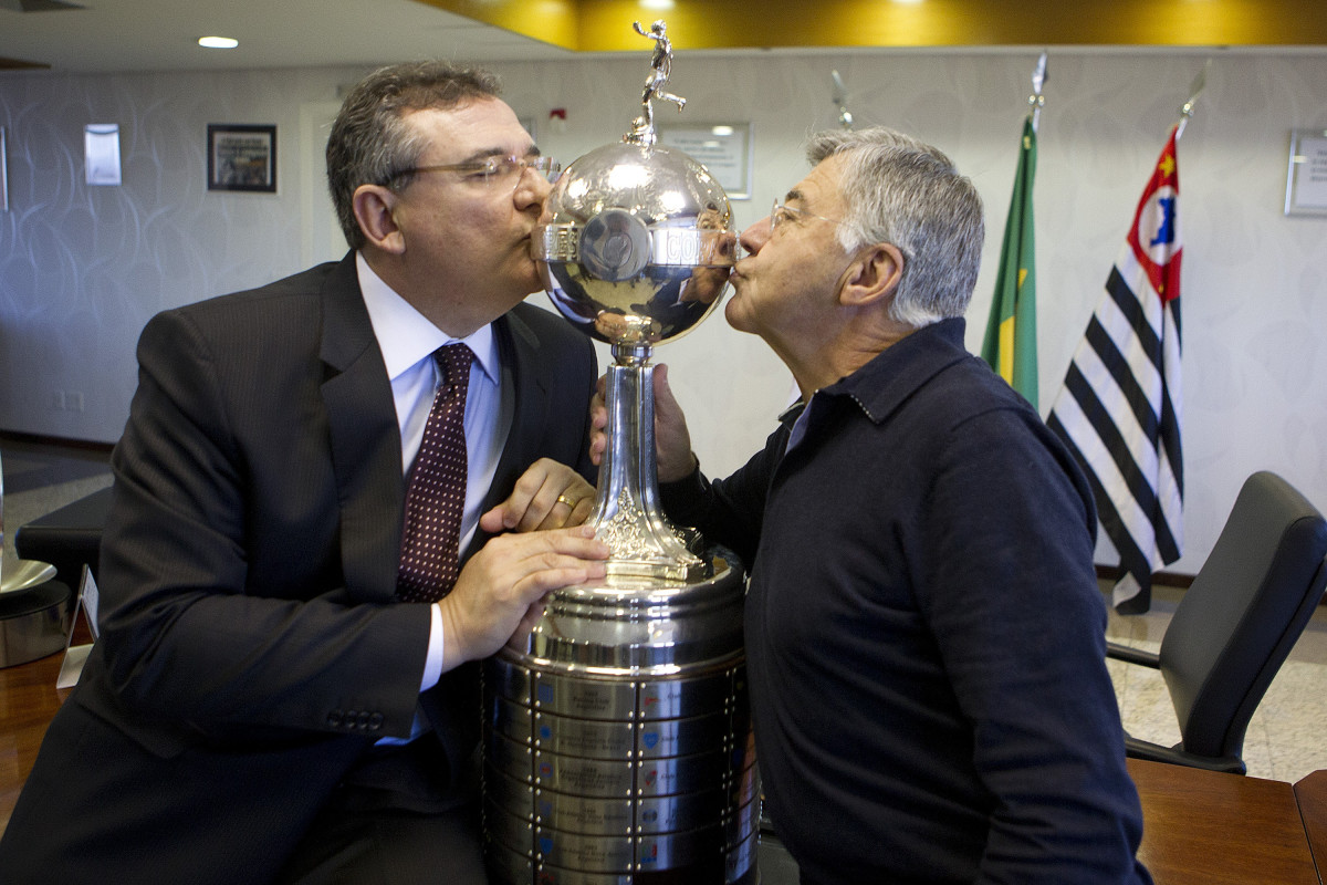 O presidente do Corinthians Mario Gobbi, acompanhado do capitao Alessandro leva a Taca da Libertadores da América 2012 para o Memorial do Corinthians, no Parque São Jorge