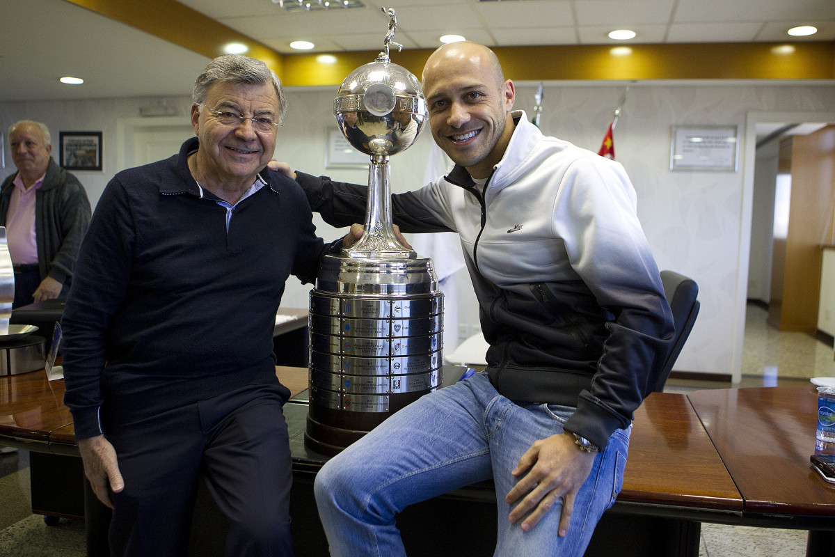 O presidente do Corinthians Mario Gobbi, acompanhado do capitao Alessandro leva a Taca da Libertadores da Amrica 2012 para o Memorial do Corinthians, no Parque So Jorge