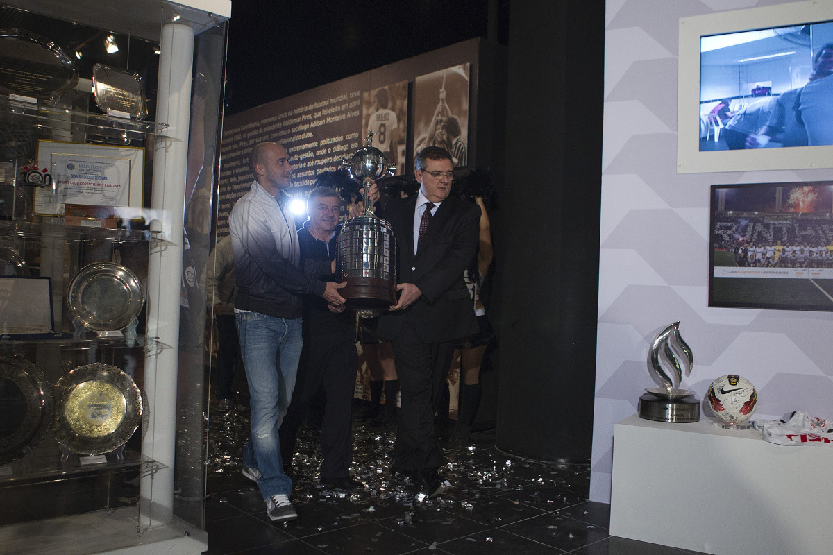 O presidente do Corinthians Mario Gobbi, acompanhado do capitao Alessandro leva a Taca da Libertadores da América 2012 para o Memorial do Corinthians, no Parque São Jorge