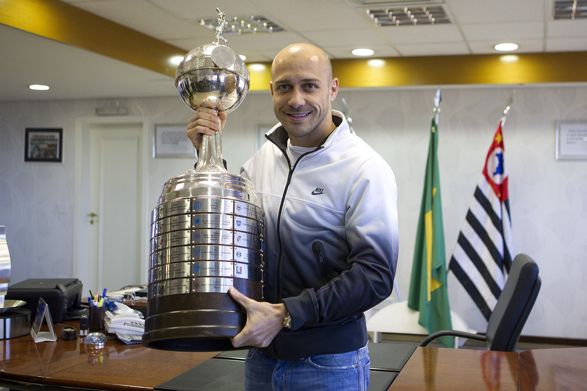 O presidente do Corinthians Mario Gobbi, acompanhado do capitao Alessandro leva a Taca da Libertadores da Amrica 2012 para o Memorial do Corinthians, no Parque So Jorge