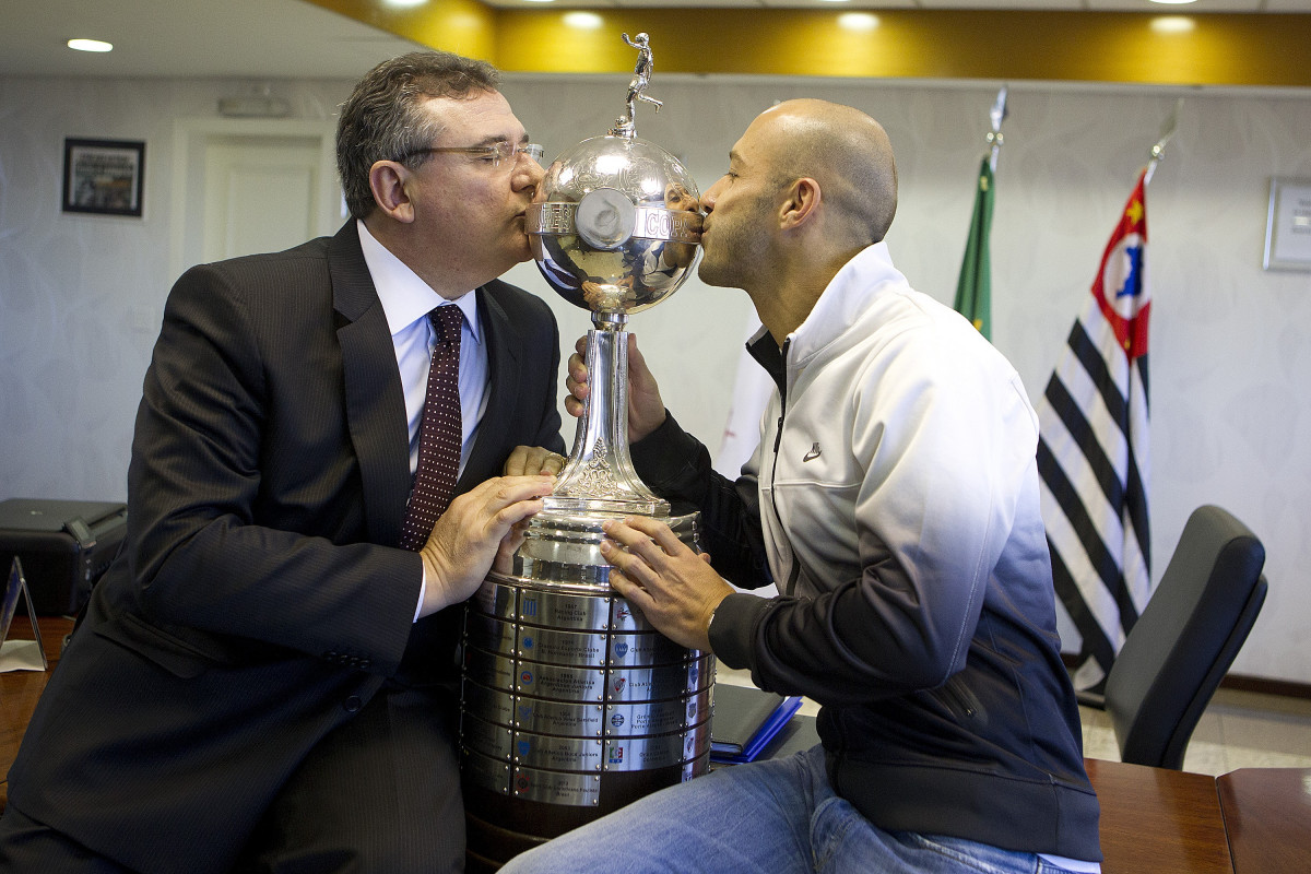 O presidente do Corinthians Mario Gobbi, acompanhado do capitao Alessandro leva a Taca da Libertadores da Amrica 2012 para o Memorial do Corinthians, no Parque So Jorge