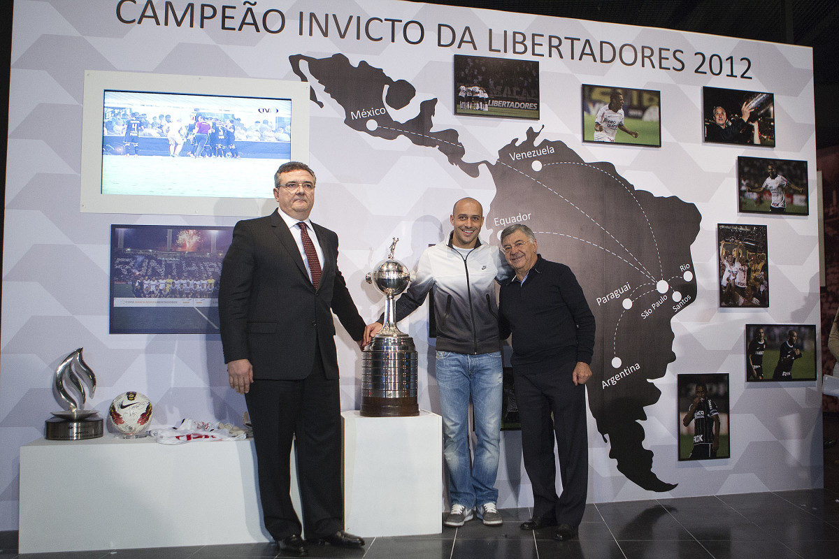 O presidente do Corinthians Mario Gobbi, acompanhado do capitao Alessandro leva a Taca da Libertadores da Amrica 2012 para o Memorial do Corinthians, no Parque So Jorge