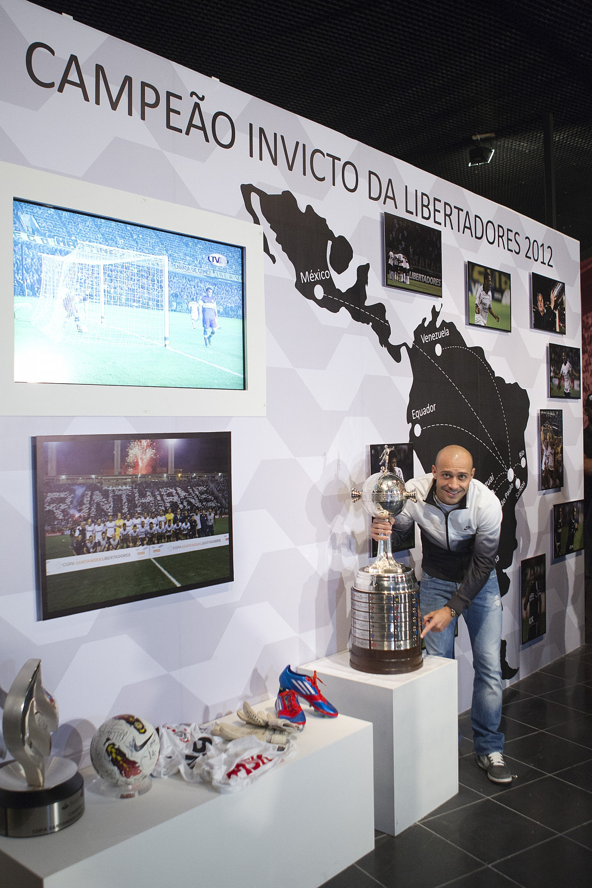 O presidente do Corinthians Mario Gobbi, acompanhado do capitao Alessandro leva a Taca da Libertadores da América 2012 para o Memorial do Corinthians, no Parque São Jorge