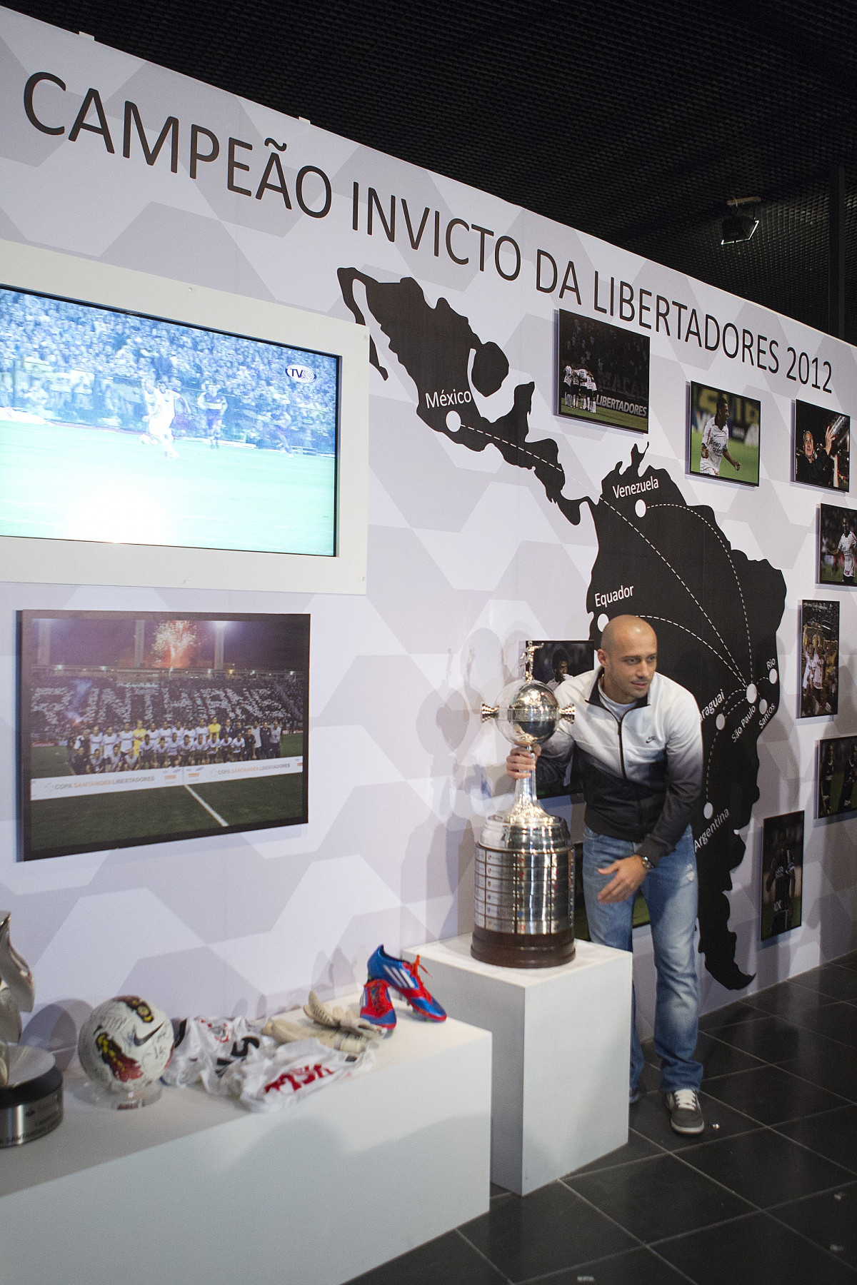 O presidente do Corinthians Mario Gobbi, acompanhado do capitao Alessandro leva a Taca da Libertadores da América 2012 para o Memorial do Corinthians, no Parque São Jorge