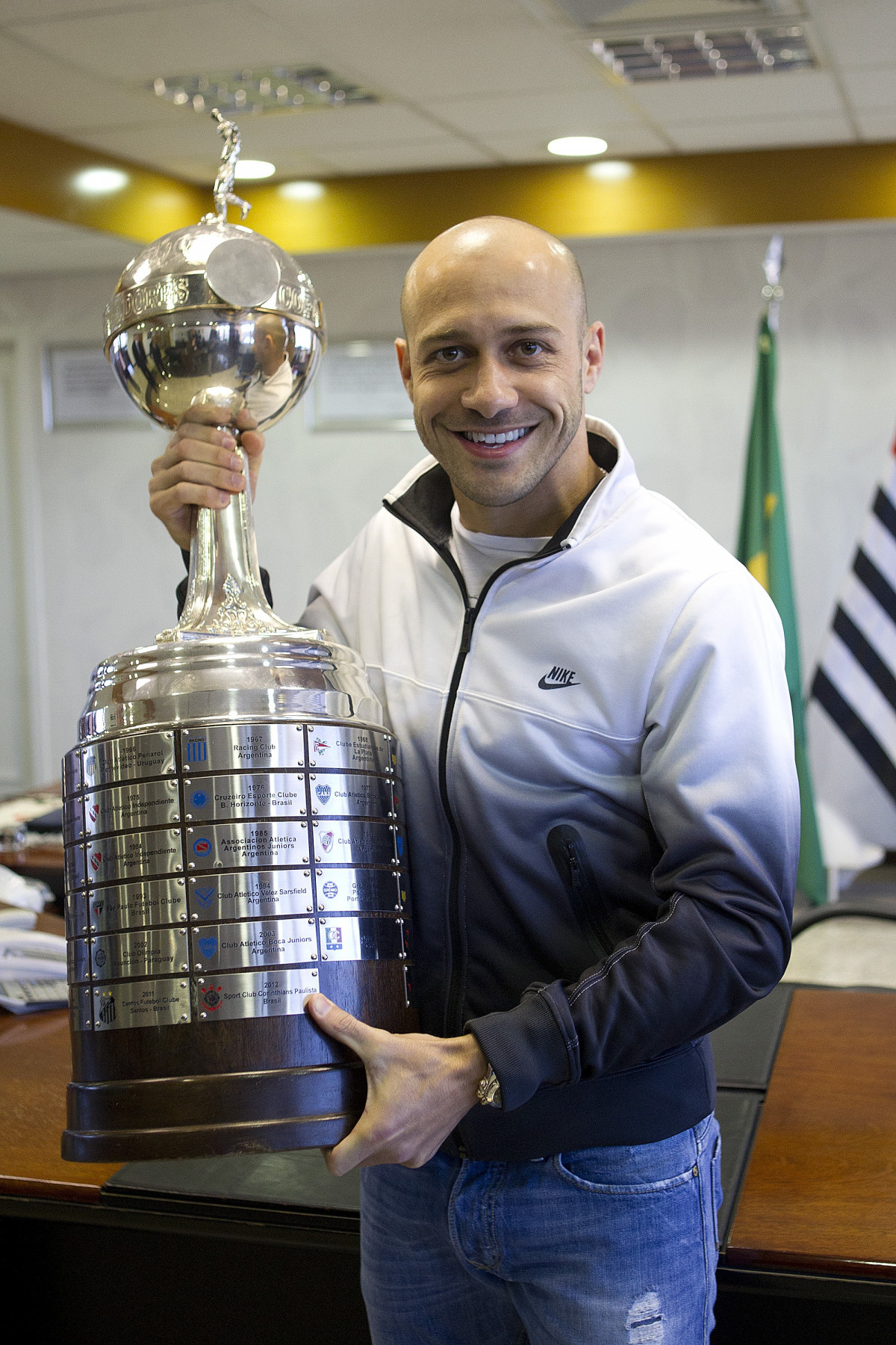 O presidente do Corinthians Mario Gobbi, acompanhado do capitao Alessandro leva a Taca da Libertadores da Amrica 2012 para o Memorial do Corinthians, no Parque So Jorge