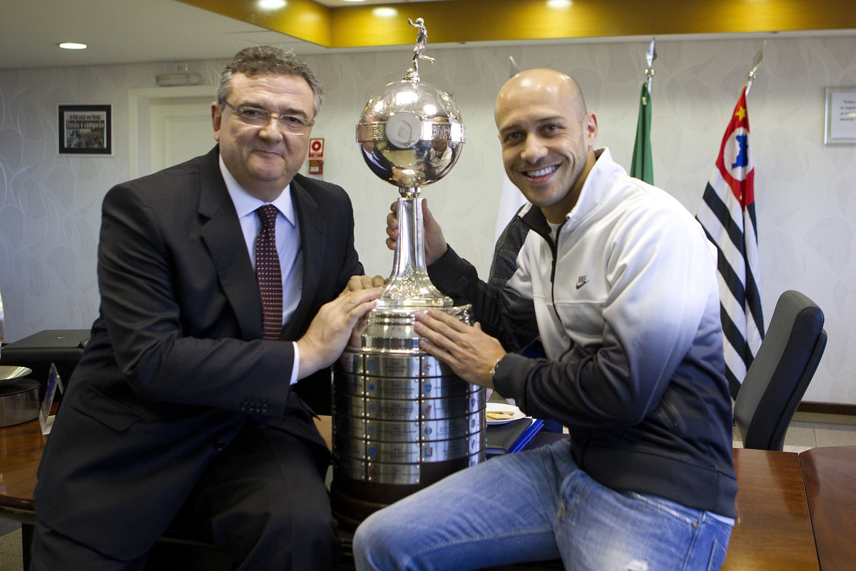 O presidente do Corinthians Mario Gobbi, acompanhado do capitao Alessandro leva a Taca da Libertadores da América 2012 para o Memorial do Corinthians, no Parque São Jorge