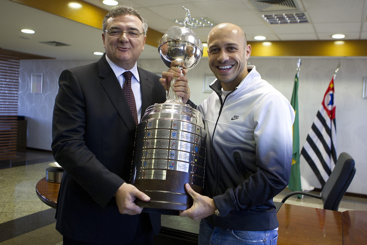 O presidente do Corinthians Mario Gobbi, acompanhado do capitao Alessandro leva a Taca da Libertadores da Amrica 2012 para o Memorial do Corinthians, no Parque So Jorge