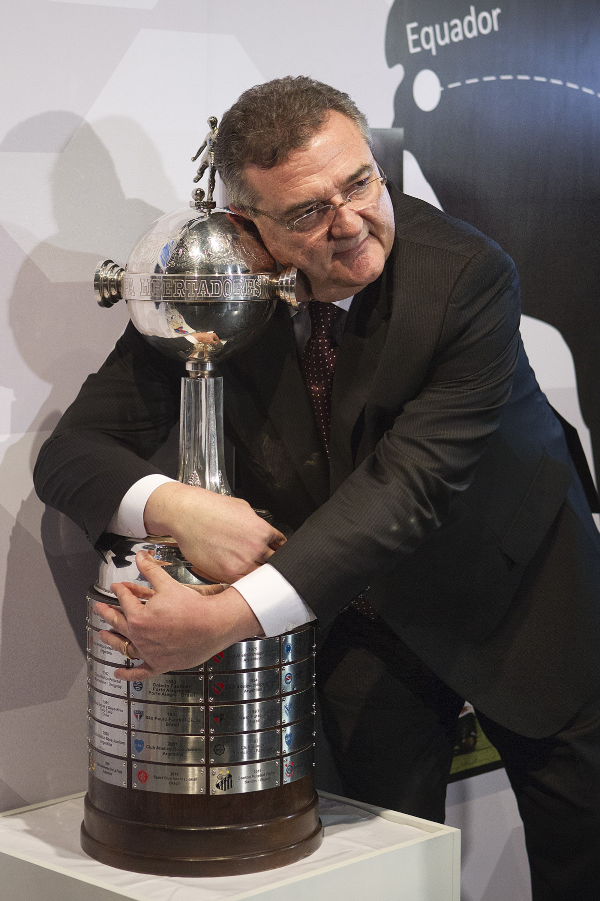 O presidente do Corinthians Mario Gobbi, acompanhado do capitao Alessandro leva a Taca da Libertadores da Amrica 2012 para o Memorial do Corinthians, no Parque So Jorge