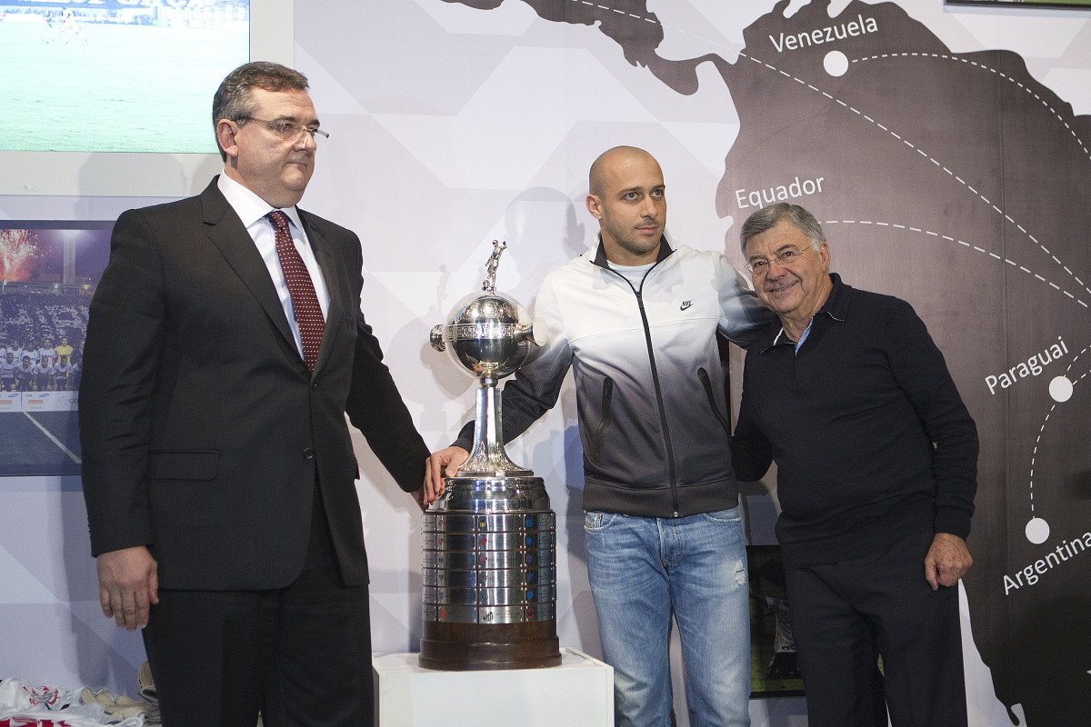 O presidente do Corinthians Mario Gobbi, acompanhado do capitao Alessandro leva a Taca da Libertadores da Amrica 2012 para o Memorial do Corinthians, no Parque So Jorge