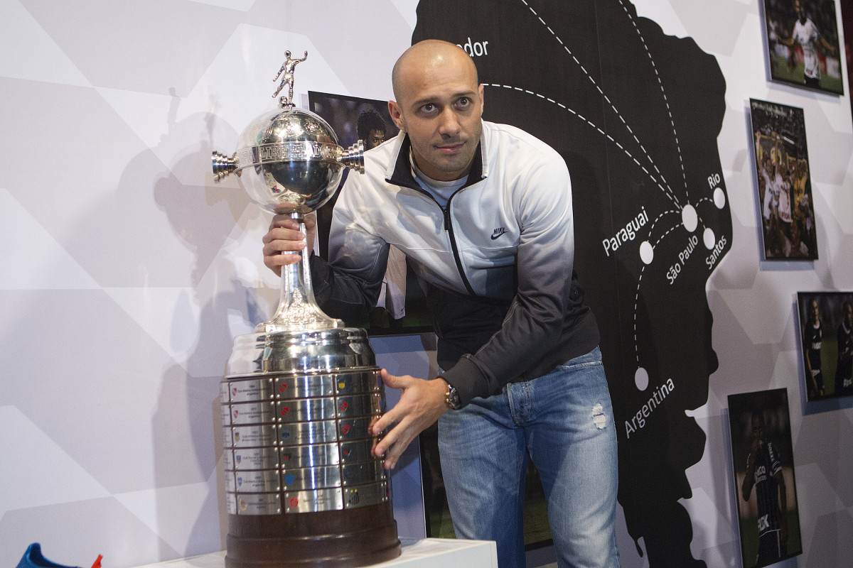 O presidente do Corinthians Mario Gobbi, acompanhado do capitao Alessandro leva a Taca da Libertadores da Amrica 2012 para o Memorial do Corinthians, no Parque So Jorge